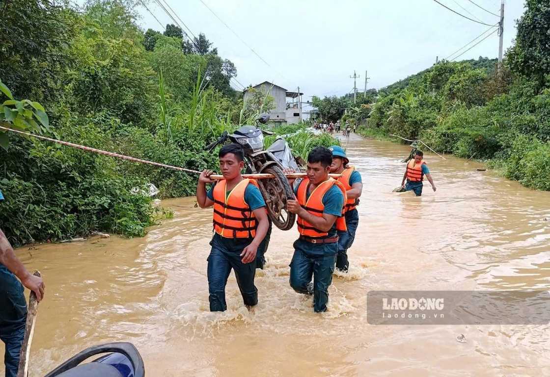 Các lực lượng xã Tà Đùng hỗ trợ người dân ứng phó với mưa lớn, ngập lụt. Ảnh chụp ngày 11.9 (Ảnh: Phúc Khánh)