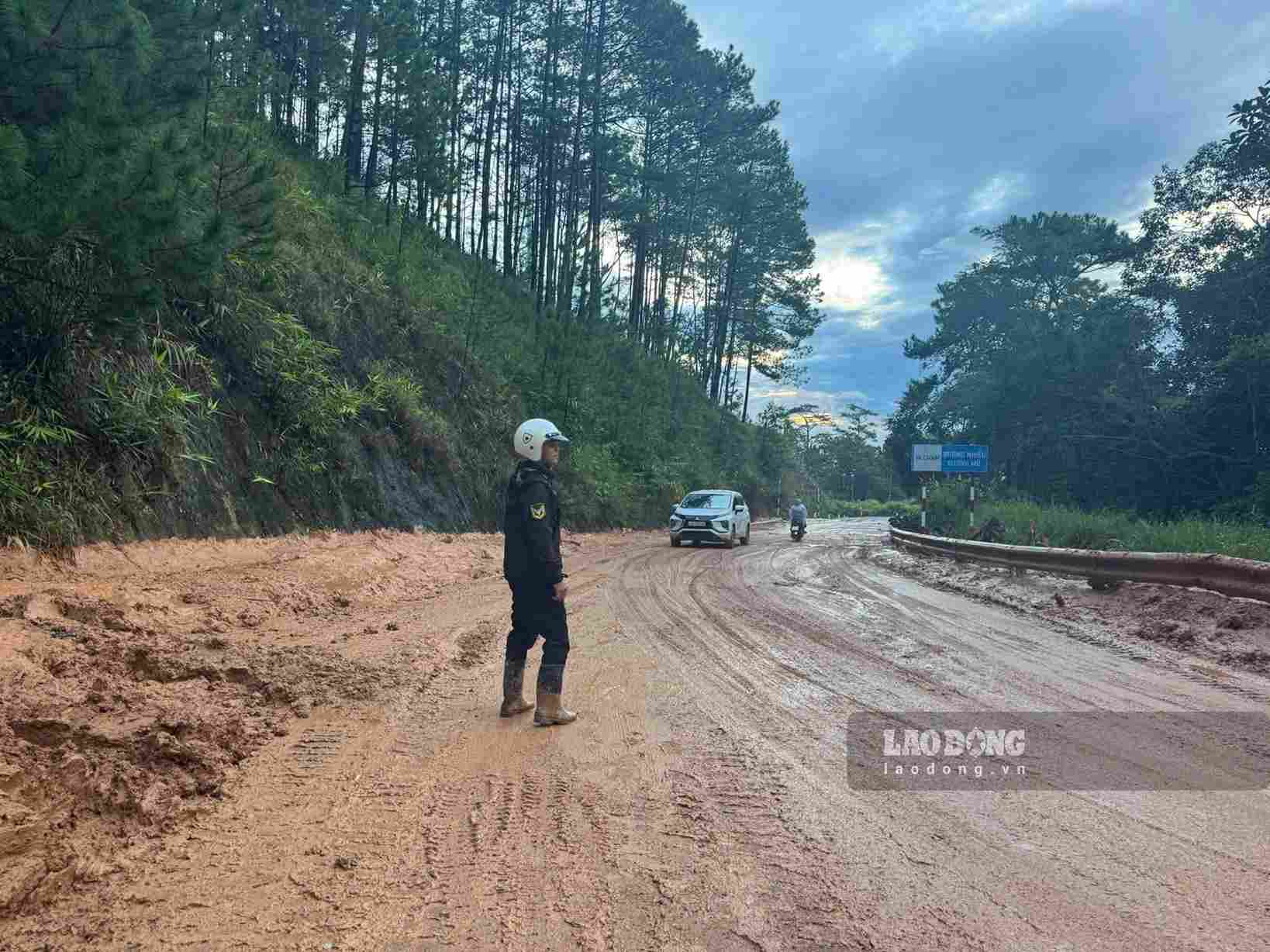 Sạt lở xảy ra trên đèo D'ran (Quốc lộ 20) khiến giao thông nối Đà Lạt với Phan Rang (Khánh Hòa) bị gián đoạn vào đêm 11.9 (Ảnh: Trần Tuấn)