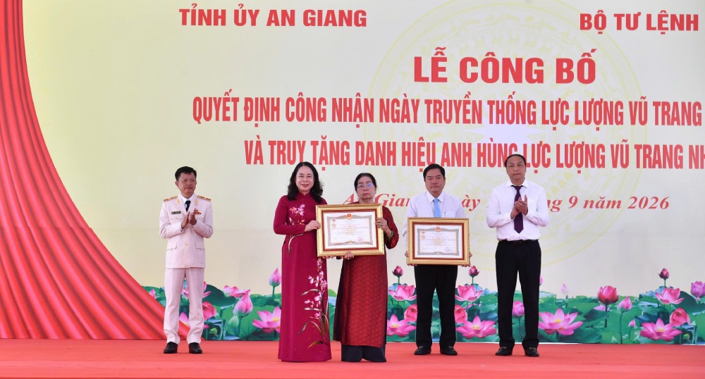 Phó Chủ tịch nước Võ Thị Ánh Xuân trao tặng danh hiệu Anh hùng lực lượng vũ trang Nhân dân cho thân nhân đồng chí Lâm Kiên Trì và liệt sĩ Huỳnh Văn Thạnh. Ảnh: Nguyễn Khoa/Bộ CHQS An Giang