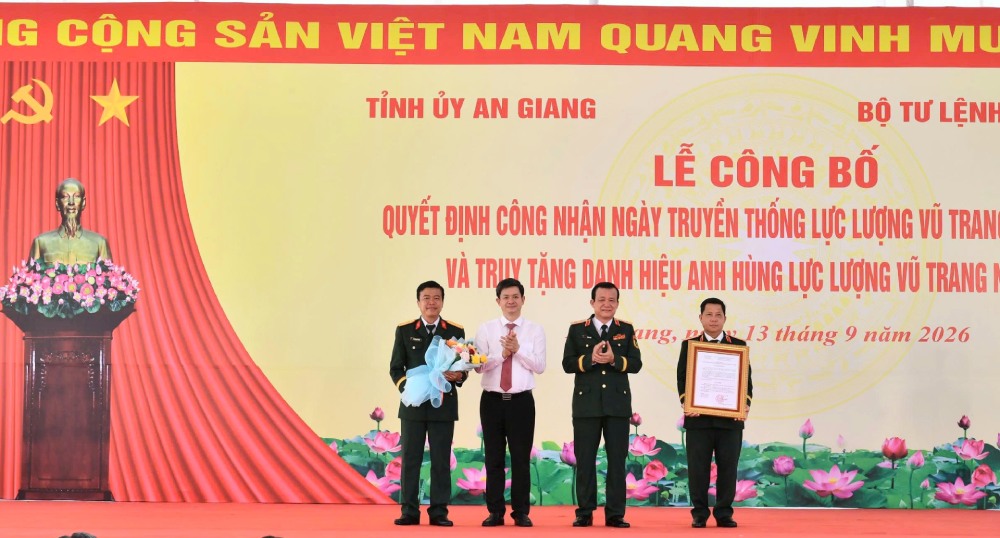 Lieutenant General Ho Van Thai, Political Commissar of Military Region 9 and Secretary of An Giang Provincial Party Committee Le Quang Tung present Decisions recognizing the Traditional Day of the Armed Forces of An Giang province. Photo: Nguyen Khoa/An Giang Military Command