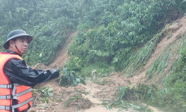 Landslide on the traffic route at noon on September 13. Photo: Ba Nang Border Guard Station