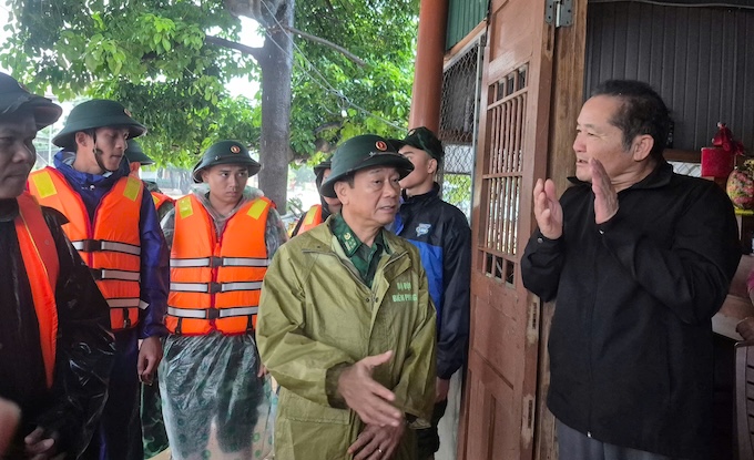 Ban Chỉ huy Bộ đội Biên phòng tỉnh Quảng Trị động viên người dân ở xã Lao Bảo nằm trong diện bị ngập lụt. Ảnh: UBND xã Lao Bảo
