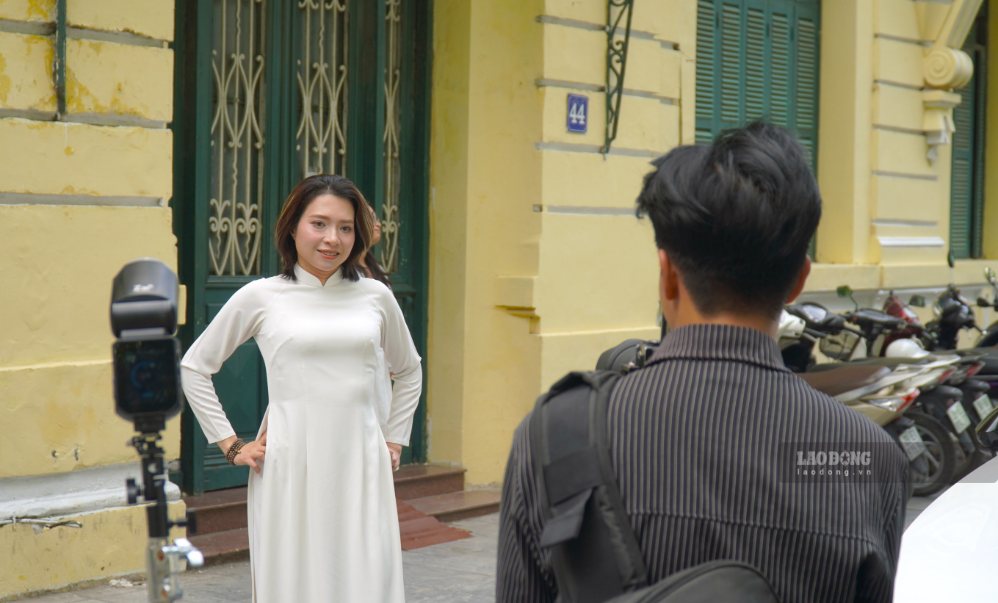 Vẻ cổ kính của những công trình quanh Hồ Gươm mang đến phông nền đặc trưng cho các bộ ảnh. Ảnh: Minh Vũ