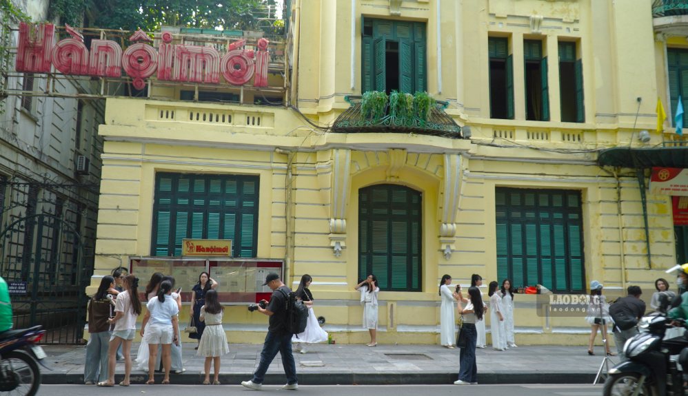 Những công trình mang dấu ấn kiến trúc Hà Nội tạo nên sức hút riêng với người trẻ và du khách. Ảnh: Minh Vũ