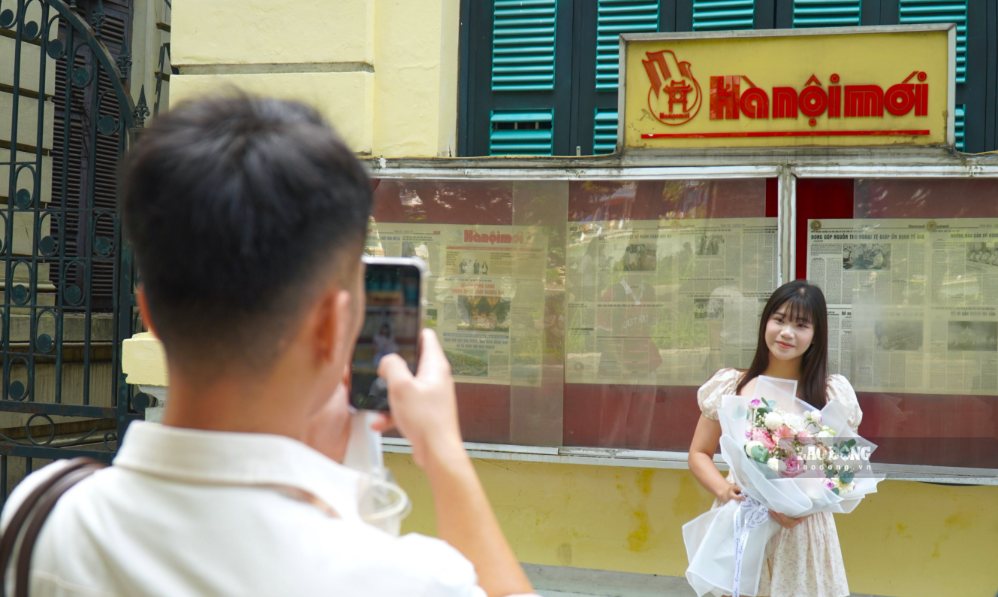 Bạn Quỳnh chụp ảnh cho người yêu trước tòa nhà Báo Hà Nội Mới, một điểm chụp ảnh quen thuộc bên Hồ Gươm. Ảnh: Minh Vũ