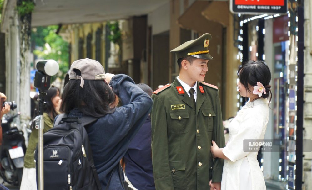 Các bạn trẻ kết hợp dạo phố, tham quan và lưu lại hình ảnh tại khu vực Hồ Gươm. Ảnh: Minh Vũ