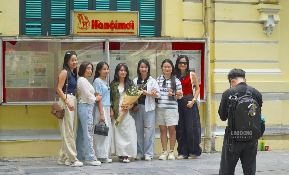 Many young people and tourists believe that the intersection between old and modern rhythms creates the attraction of check-in points. Photo: Minh Vu