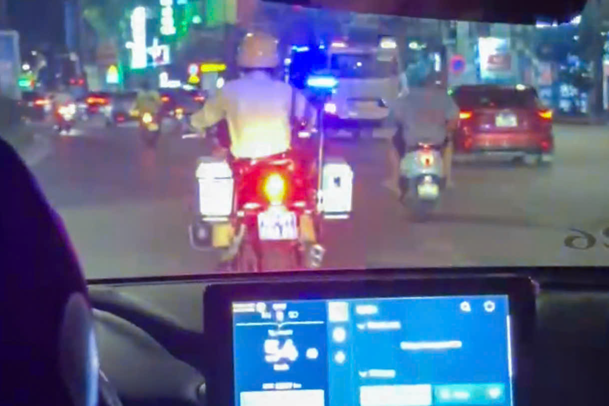 Traffic police use specialized motorbikes to pave the way to take the baby to the emergency room. Photo: Hanoi Traffic Police Department