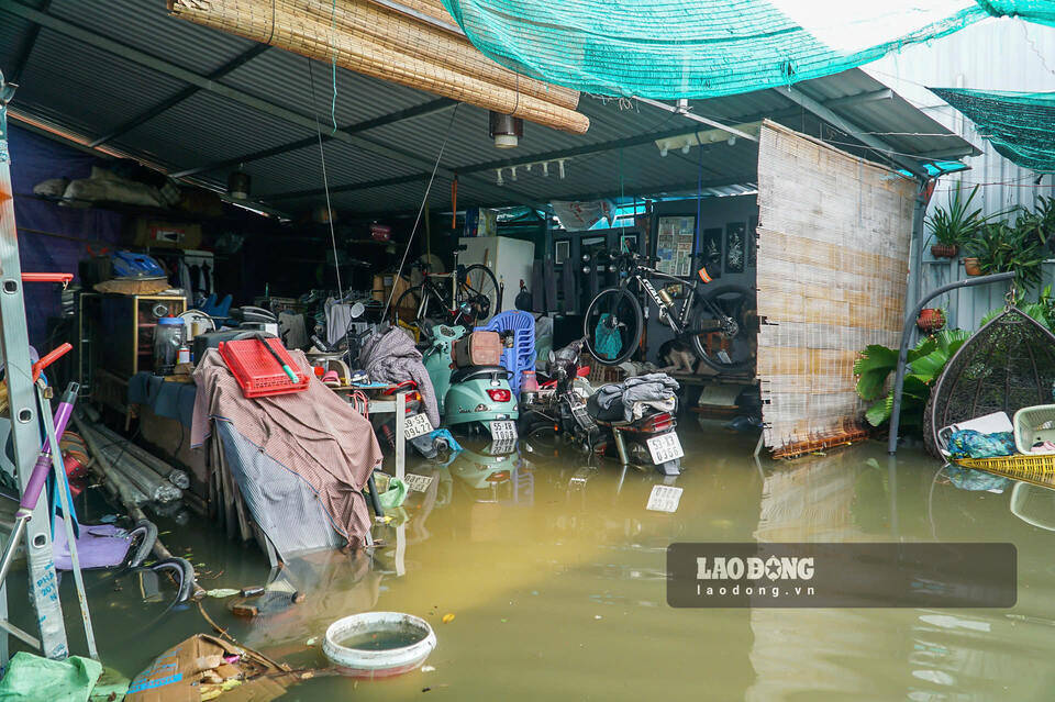 All belongings are raised high by people to limit damage caused by flooding. Photo: Thai Bao