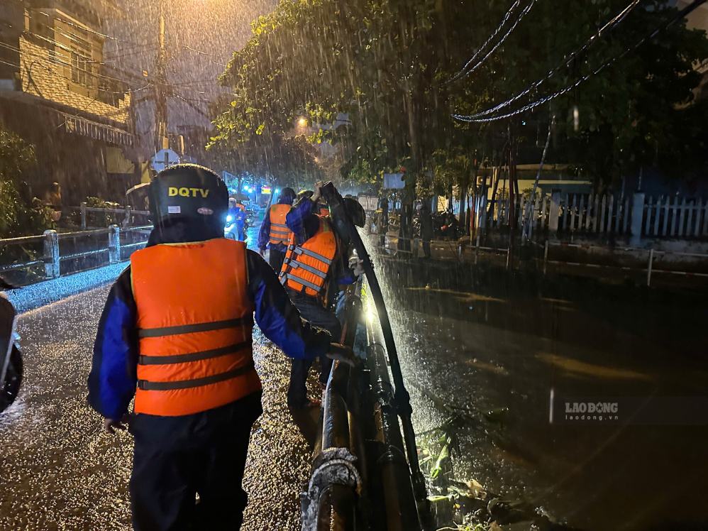 Functional forces coordinate to support people in the Me Suot street area to implement measures to respond to heavy rain. Photo: Nguyen Linh