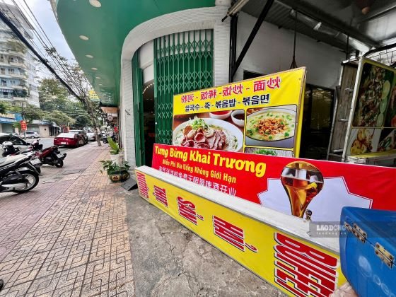 Erreurs courantes sur les panneaux publicitaires entièrement en langues étrangères à Nha Trang (photo prise en février 2025). Photo: Phuong Linh