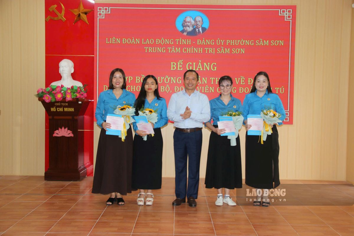Closing ceremony of the Party awareness training class for officials and union members of Thanh Hoa Trade Union. Photo: Minh Hoang