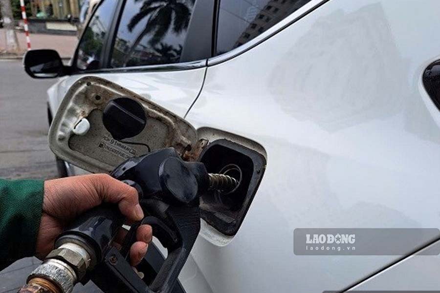 Choosing the right gasoline needs to be based on the manufacturer's recommendations, instead of just thinking that high-end gasoline will help the car operate better. Photo: Ha Vy