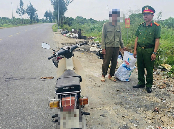 Một đối tượng bị Công an Hải Phòng xử phạt do đổ chất thải không đúng quy định. Ảnh: Công an Hải Phòng
