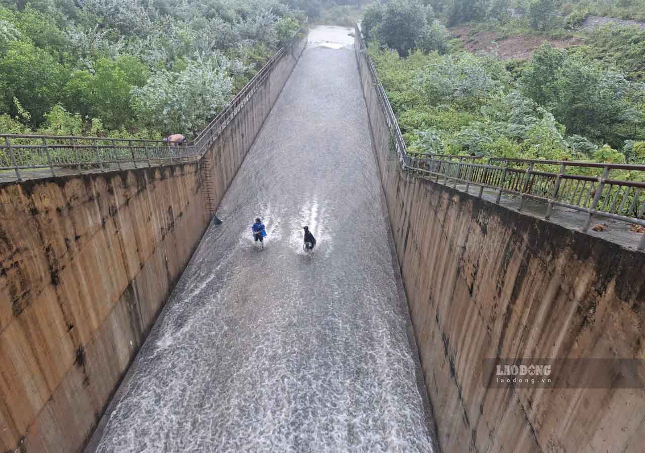 Quelques habitants pêchent juste derrière le déversoir du lac Bộc Nguyên. Photo: Trần Tuấn prise dans l'après-midi du 13 septembre