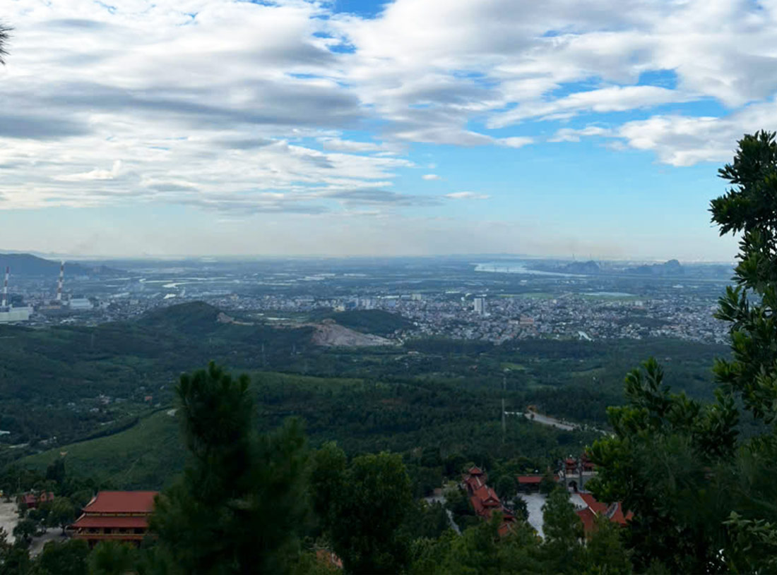 Scenery seen from the top of Thanh Dang mountain down to Uong Bi, Quang Ninh (Photo taken in September 2026). Photo: Hoang Bac