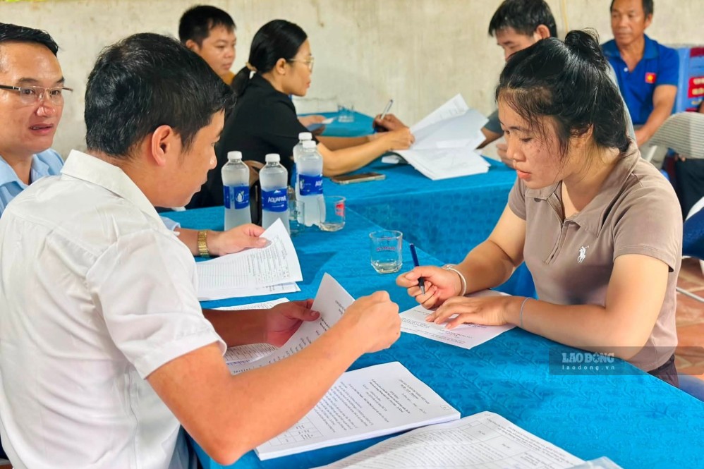 Lấy ý kiến, niêm yết công khai dự thảo phương án bồi thường, hỗ trợ, tái định cư dự án Đường tỉnh 120C tại bản Tà Đò, xã Tạ Khoa. Ảnh: Hoàng Sây chụp ngày 11.8.2026
