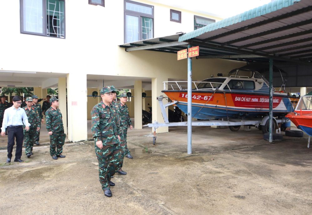 Ca nô và các phương tiện cứu hộ được bố trí túc trực sẵn tại các khu dân cư xung yếu trước mùa mưa lũ. Ảnh: Quang Cường/Bộ CHQS TP Đà Nẵng