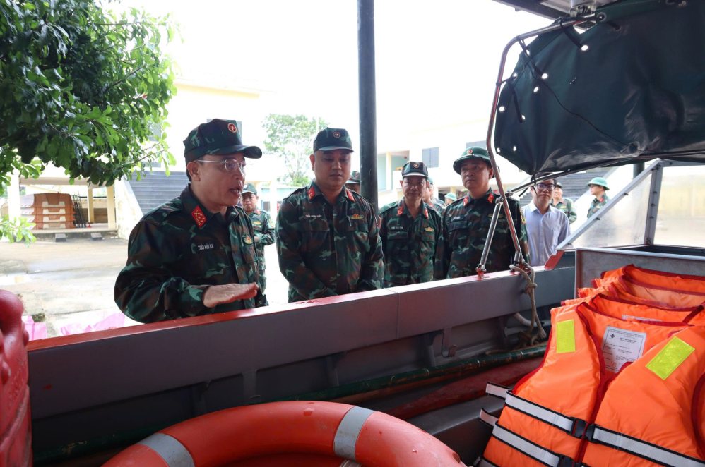 Le colonel Trần Hữu Ích inspecte les préparatifs de prévention et de lutte contre les catastrophes naturelles dans les zones à risque d'inondation profonde à Đà Nẵng. Photo: Quang Cường/Commandement militaire de la ville de Đà Nẵng