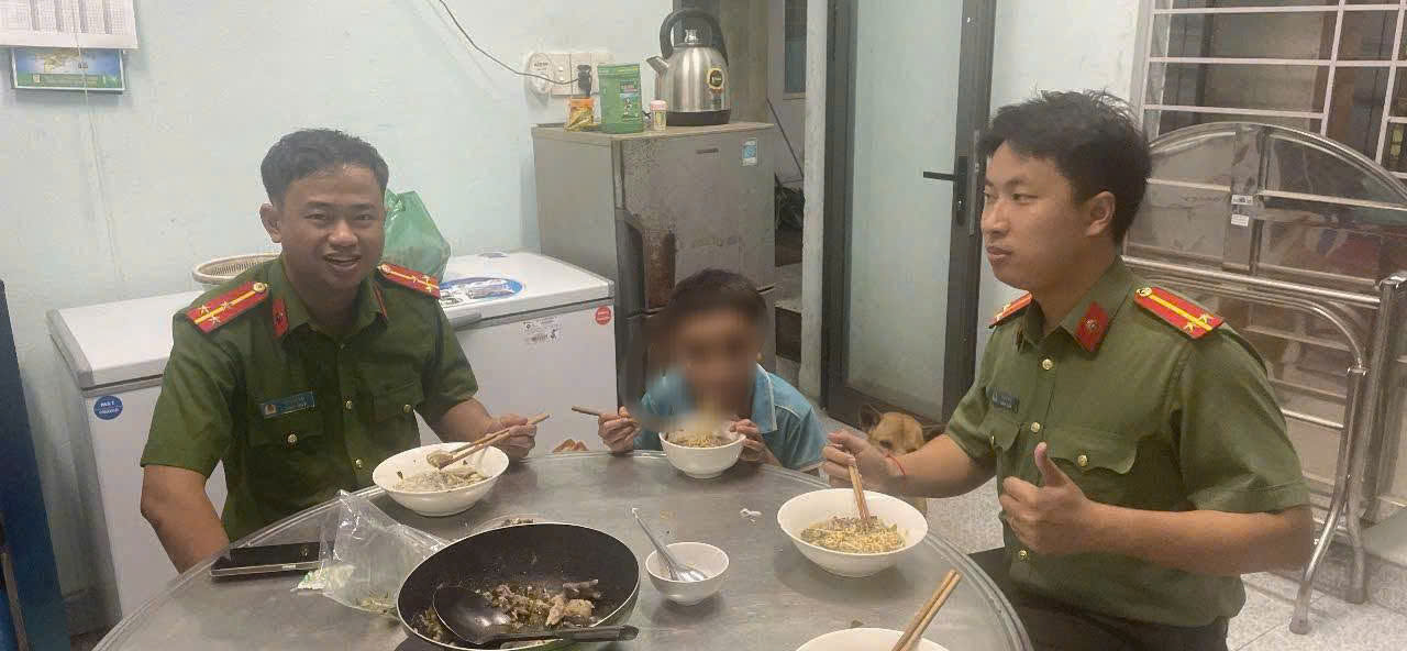 Baby Q. was taken to the headquarters by police officers for health care and food support after a long walk. Photo: Phuoc Nang Commune Police