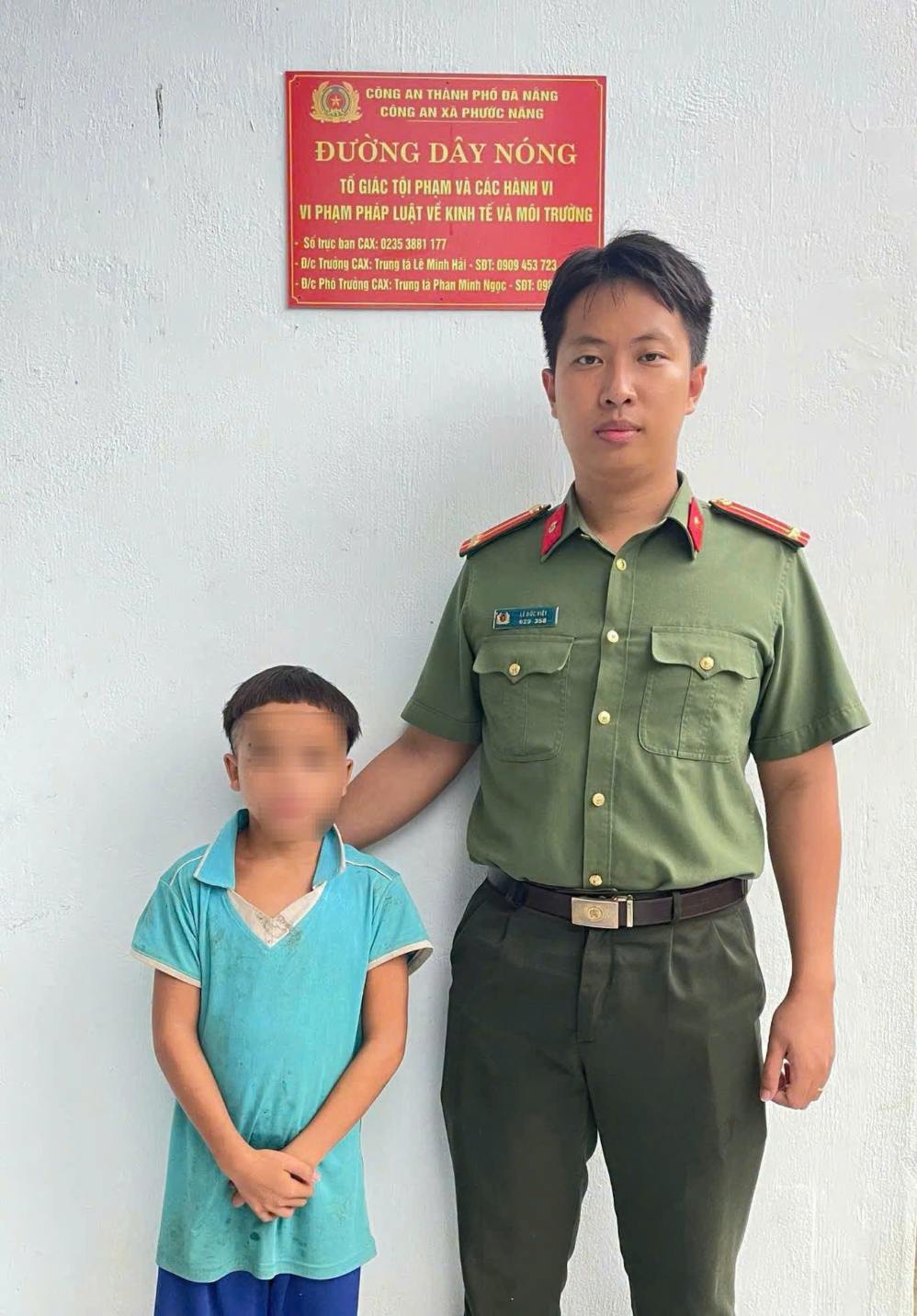 Cán bộ chiến sĩ Công an xã Phước Năng hỏi thăm, động viên tinh thần cháu Q. tại trụ sở. Ảnh: Công an xã Phước Năng