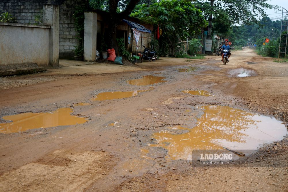 Provincial road 523 through Ngoc Trao commune, Thanh Hoa province is heavily damaged. Photo: Quach Du (taken on September 13, 2026)