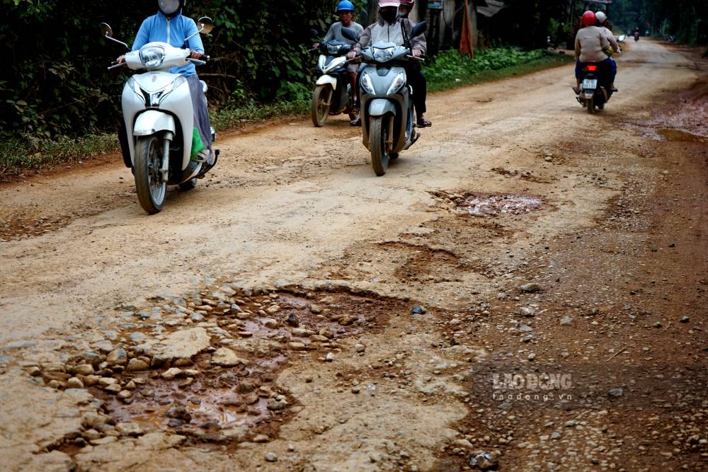 Tuyến đường hư hỏng, khiến các phương tiện lưu thông gặp nhiều khó khăn. Ảnh: Quách Du (chụp ngày 13.9.2026)