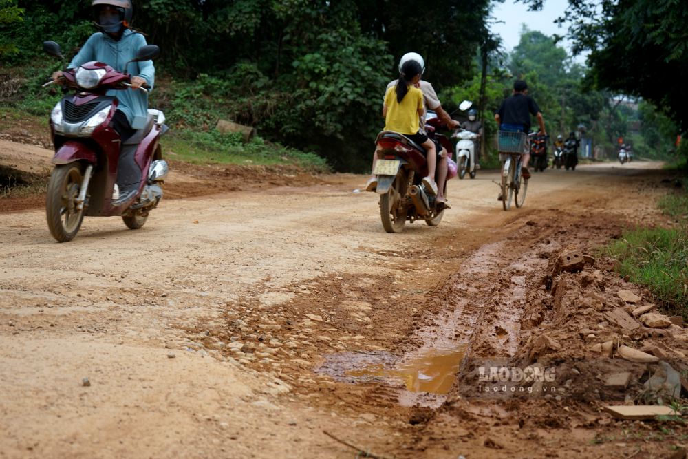Mỗi ngày có rất nhiều người, phương tiện lưu thông trên tuyến tỉnh lộ, tuy nhiên việc đi lại gặp rất nhiều khó khăn. Ảnh: Quách Du (chụp ngày 13.9.2026)