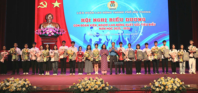 Chairman of Hai Phong Labor Federation Nguyen Anh Tuan and Ms. Nguyen Thuy Ha, Deputy Head of the Propaganda and Mass Mobilization Committee of Hai Phong City Party Committee, commended the outstanding children of union members and workers who won the National Award. Photo: Minh Hung
