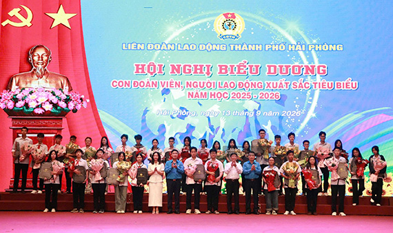 Con em đoàn viên, người lao động được khen thưởng. Ảnh: Minh Hùng