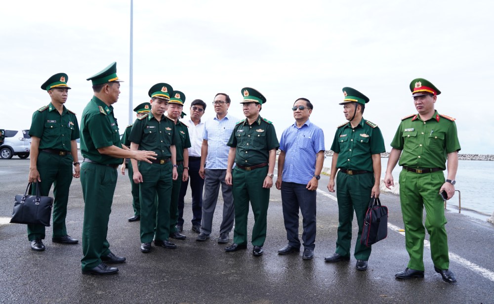 Đoàn đến khảo sát khu vực cảng biển tại Phú Quốc. Ảnh: Tiến Vinh