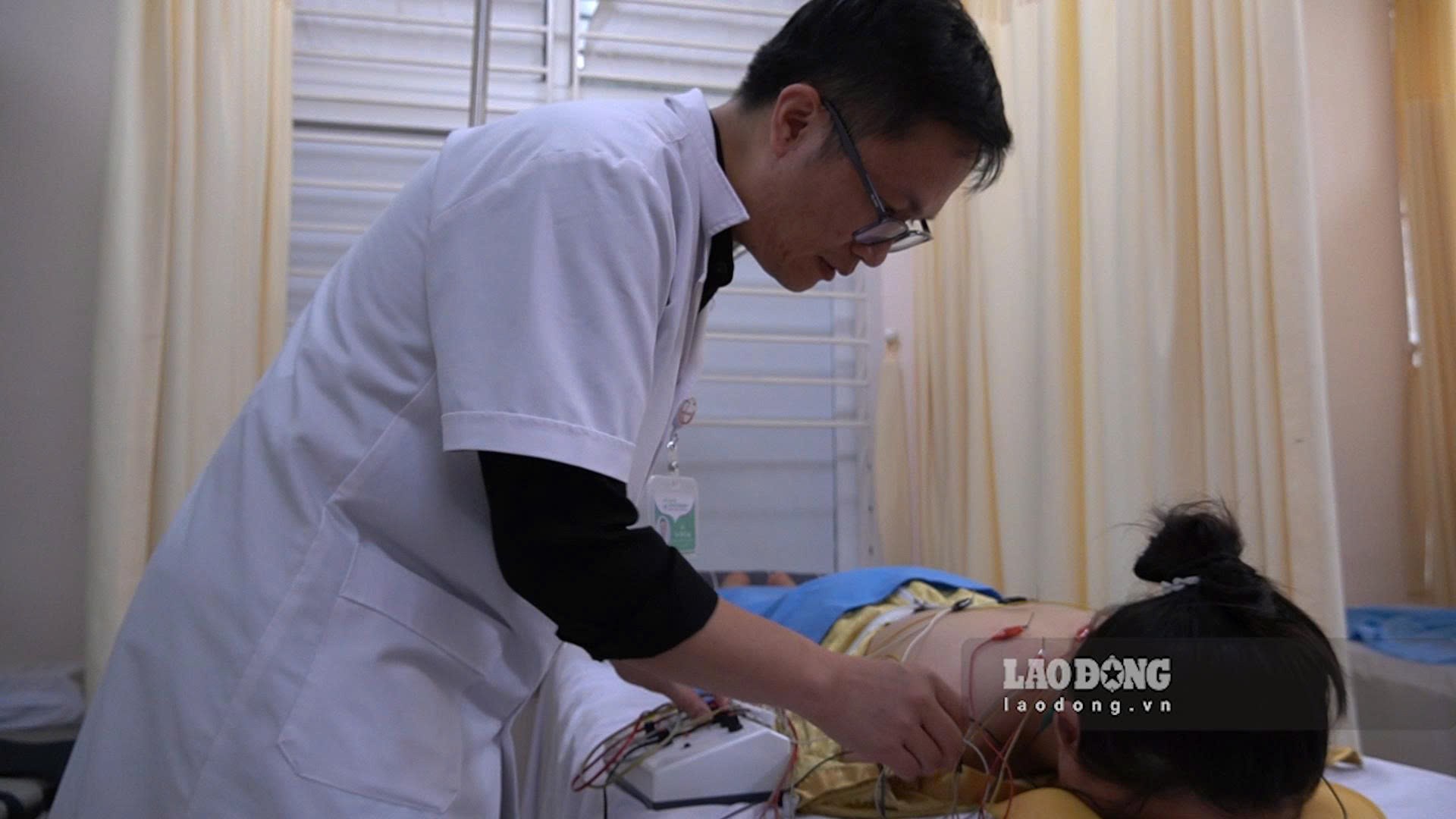 ThS.BS Hồ Chí Công thực hiện châm cứu điều trị đau cổ vai gáy cho bệnh nhân. Ảnh: Hạnh Thơm