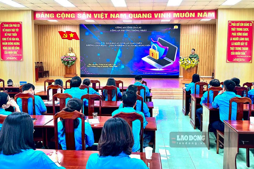 More than 100 grassroots Trade Union officials participate in digital skills training, AI application and ensuring security and safety in cyberspace (taken on September 12). Photo: My Le