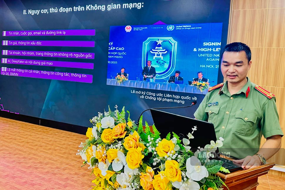 Cán bộ công an hướng dẫn kỹ năng nhận diện các thủ đoạn lừa đảo qua mạng (chụp ngày 12.9). Ảnh: Mỹ Lệ