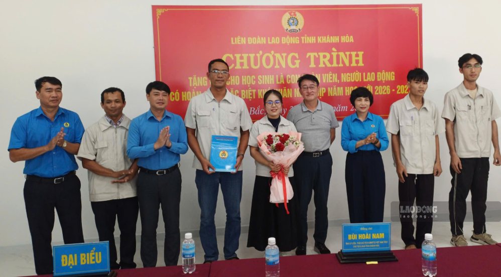 Leaders of the Khanh Hoa Provincial Labor Federation awarded decisions to admit trade union members and announced the establishment of the grassroots trade union of DM Textile Co., Ltd. (Photo taken in August 2026). Photo: Luu Nguyen