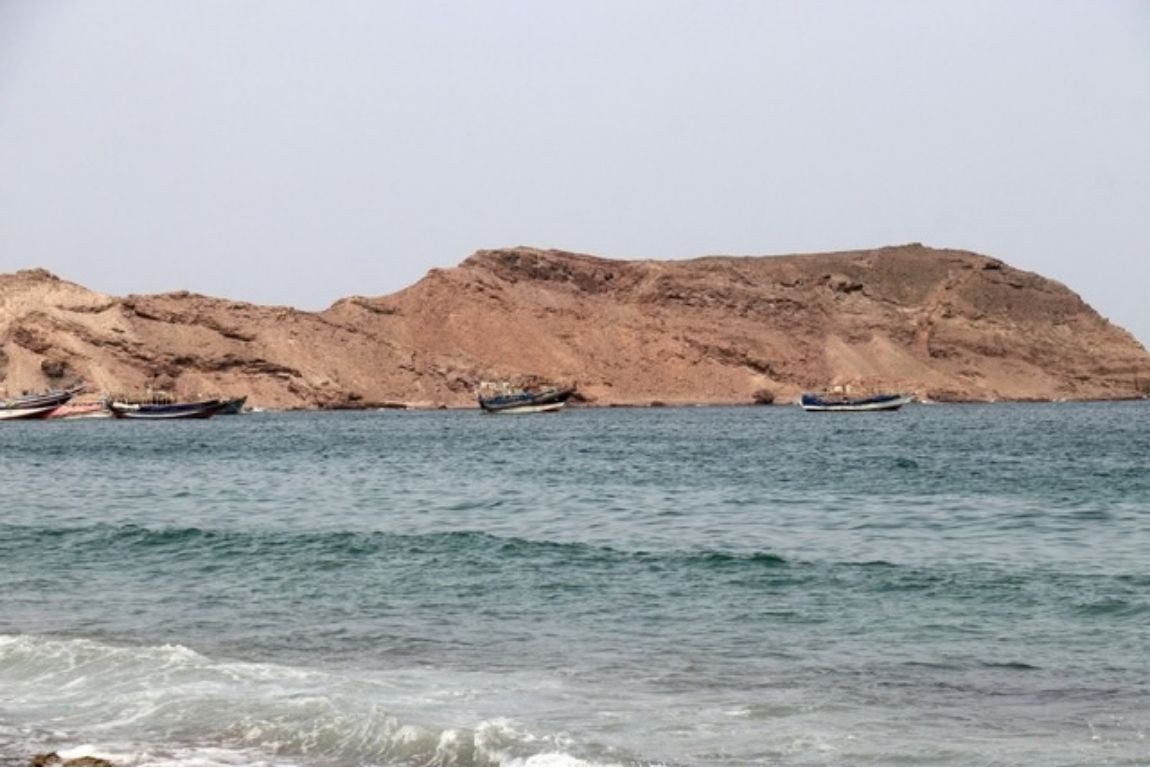The oil transport route from Saudi Arabia to Asian markets faces the risk of extending to 100 days back and forth due to maritime security tensions (In the photo: Ships anchored in the Bab al-Mandab Strait on July 24). Photo: AFP