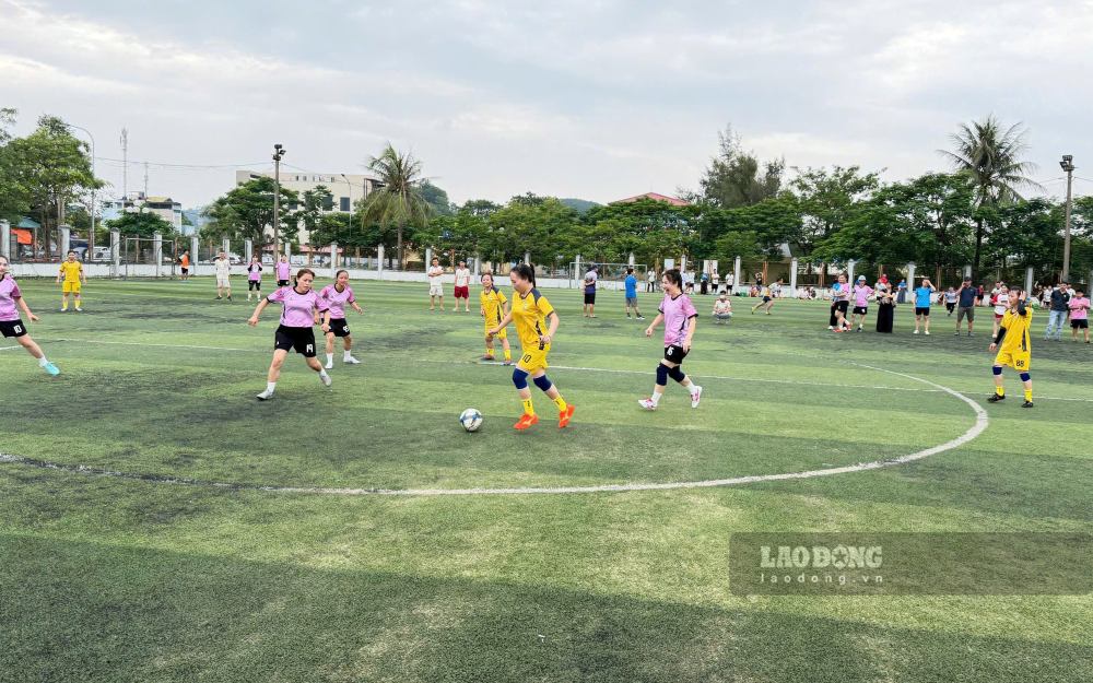 Công nhân lao động đua nhau tranh tài ở nội dung bóng đá mini. Ảnh: Minh Hoàng (chụp ngày 13.9.2026)