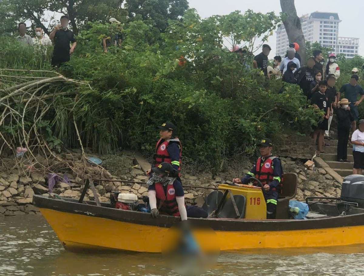Découverte du corps du fœtus avec le cordon ombilical intact lors de la recherche. Major Trần Văn T. Photo: Équipe de sauvetage et de secours 116