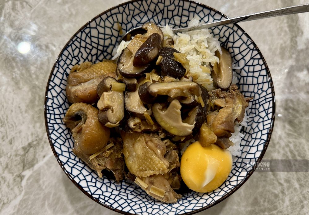 Le poulet sauté aux champignons est un plat simple et facile à préparer, combinant du poulet tendre et parfumé avec des champignons sucrés naturels, adapté aux repas de week-end. Photo: Thùy Dương