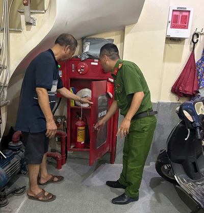 Công an Hà Nội kiểm tra các thiết bị phòng chống cháy nổ tại nhà trọ. Ảnh: Công an Từ Liêm