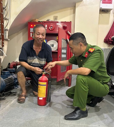 Cán bộ Đội Chữa cháy và cứu nạn, cứu hộ - Công an TP Hà Nội kiểm tra thiết bị chữa cháy tại một nhà trọ. Ảnh: Công an phường Cầu Giấy