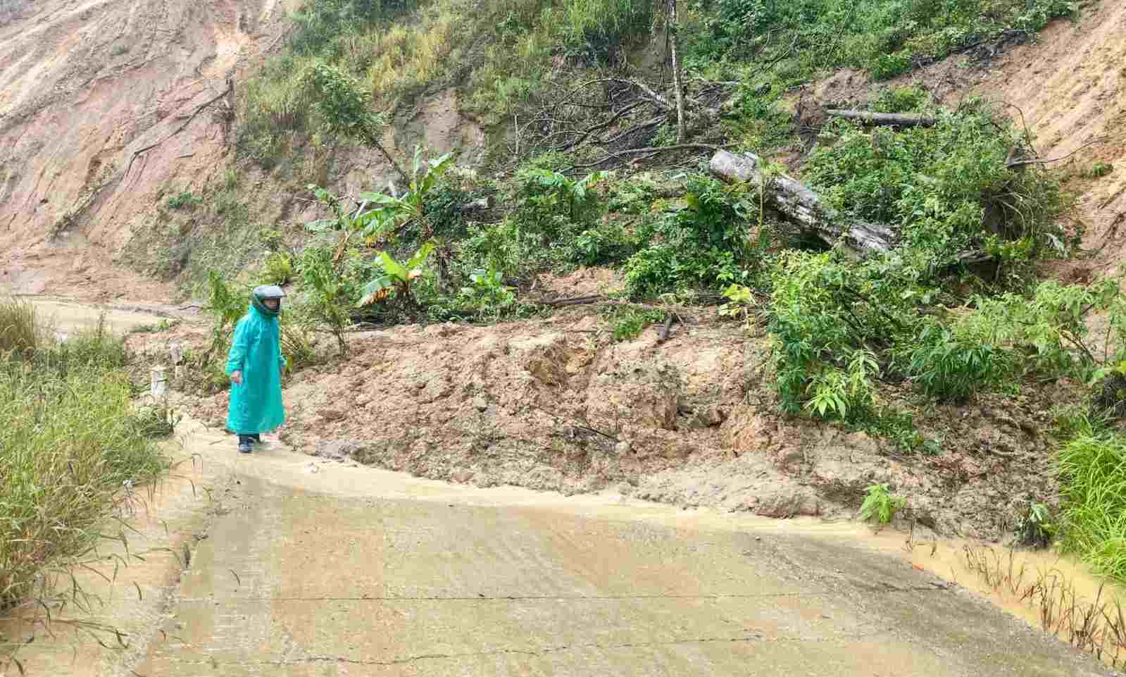 Le 13 septembre, un glissement de terrain est apparu sur la route reliant la commune de Tây Giang à Hùng Sơn, Đà Nẵng. Photo: CA Tây Giang