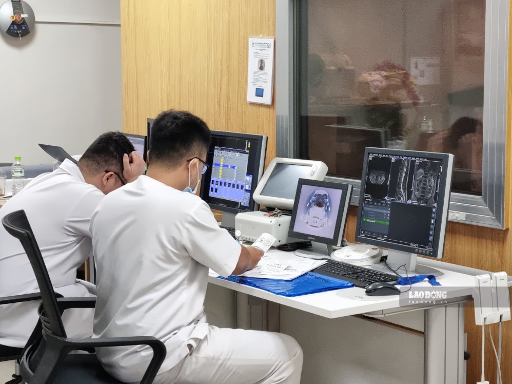 A partir del 9 de septiembre de 2026, los trabajadores de la salud que realizan directamente el trabajo de diagnóstico por imagen recibirán un subsidio profesional del 50%. Foto: Nam Duong