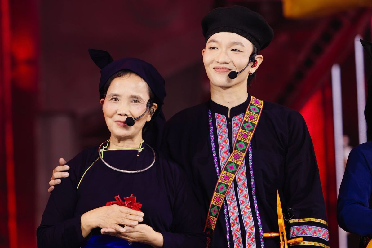 Hoang Dung performs with his mother for the first time on the stage of "Older Brother Overcoming Thousands of Hardships". Photo: Producer