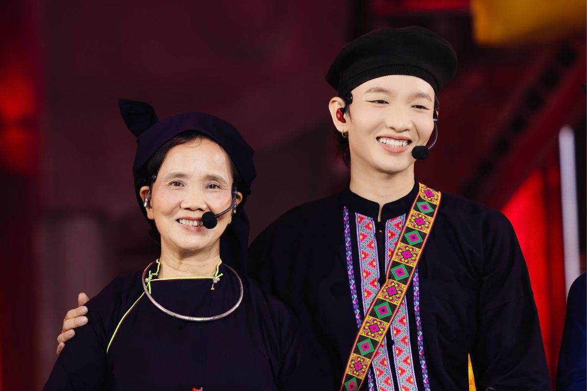 Mẹ Hoàng Dũng và nhóm hát Tốp Then Suối Ngàn hỗ trợ tiết mục của liên minh Hợp lực - Rực rỡ. Ảnh: Nhà sản xuất