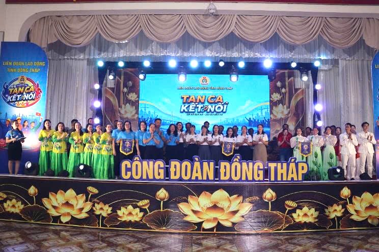 Tham dự chương trình có bà Huỳnh Thị Tuyết Vui - Tỉnh ủy viên, Chủ tịch LĐLĐ tỉnh Đồng Tháp; bà Ngô Thị Thùy Trang - Phó Chủ tịch LĐLĐ tỉnh, cùng đại diện các ban, ngành, doanh nghiệp và đông đảo cán bộ Công đoàn, đoàn viên, người lao động.