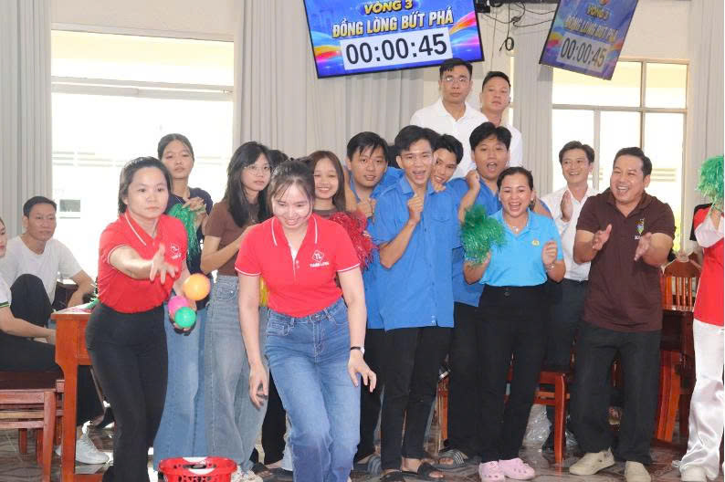 Các đội phối hợp, thể hiện tinh thần đoàn kết.