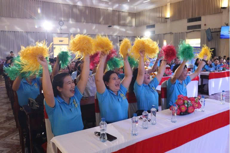 Đoàn viên, người lao động cổ vũ nhiệt tình