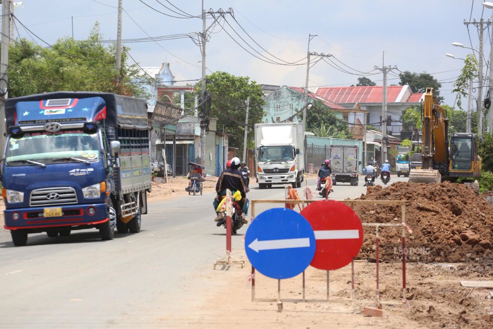 Mặt đường Tỉnh lộ 8 qua khu vực dự án được mở rộng sang hai bên để phục vụ phương tiện lưu thông, ảnh chụp Tháng 9.2026. Ảnh: Như Quỳnh