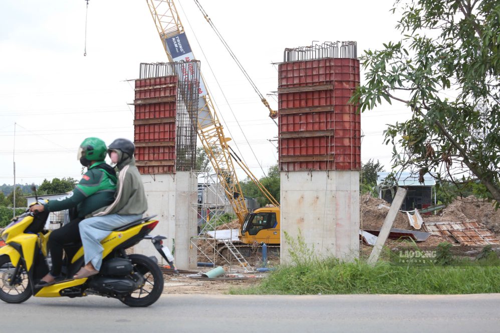 Trên Tỉnh lộ 8, các trụ cầu vượt thuộc tuyến cao tốc TPHCM - Mộc Bài đang dần hình thành. Ảnh: Anh Tú